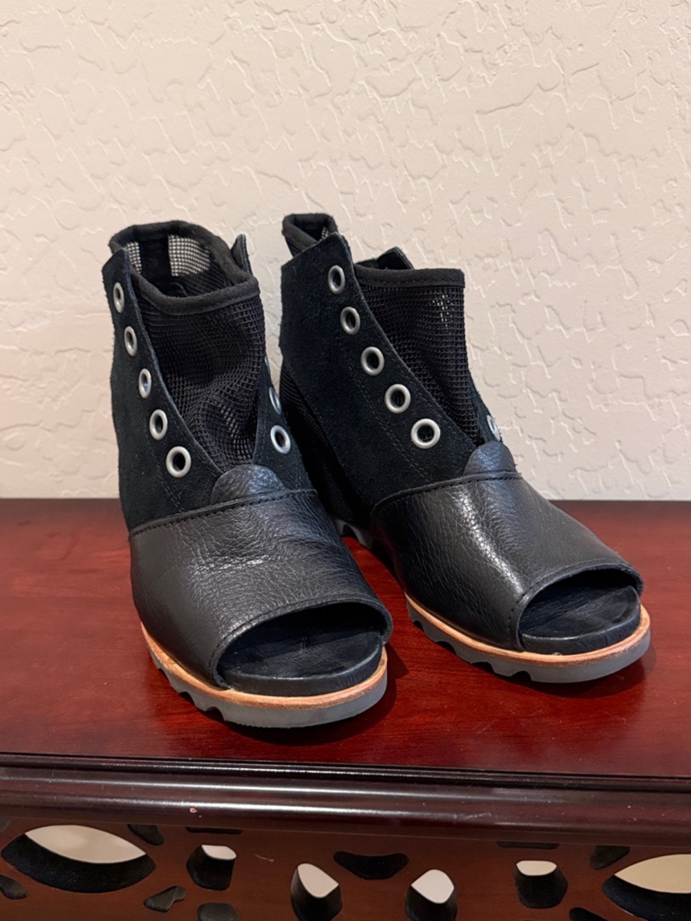 Sorel Joanie Black Leather / Mesh Wedge Ankle Boot  Women's SZ  8.5